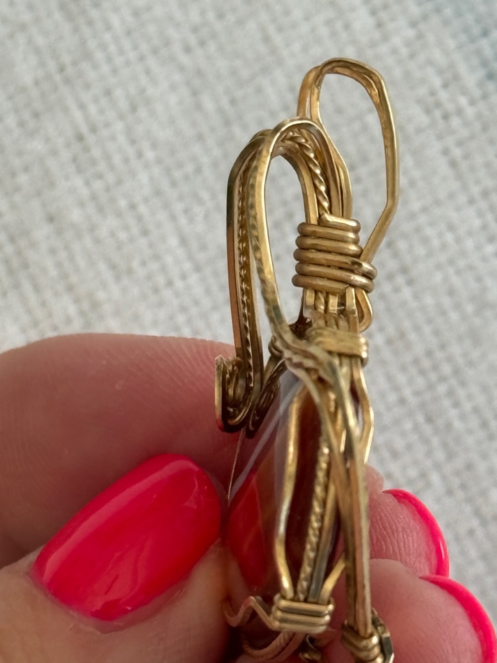 Agate pendant with goldtone wire wrap - Picture 3 of 6